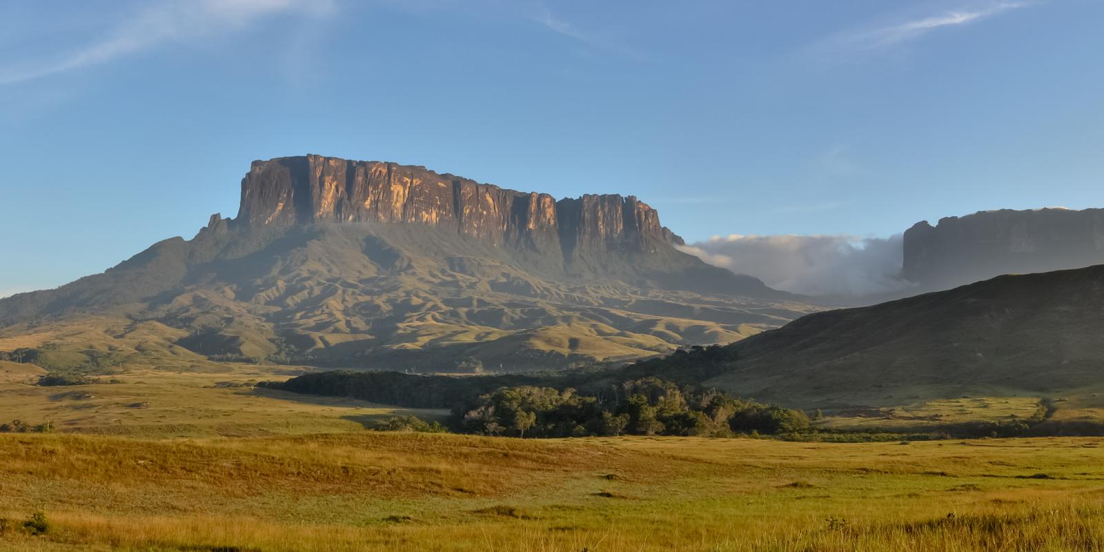 Los tepuyes Kukenán y Roraima sobre la Gran Sabana, Venezuela